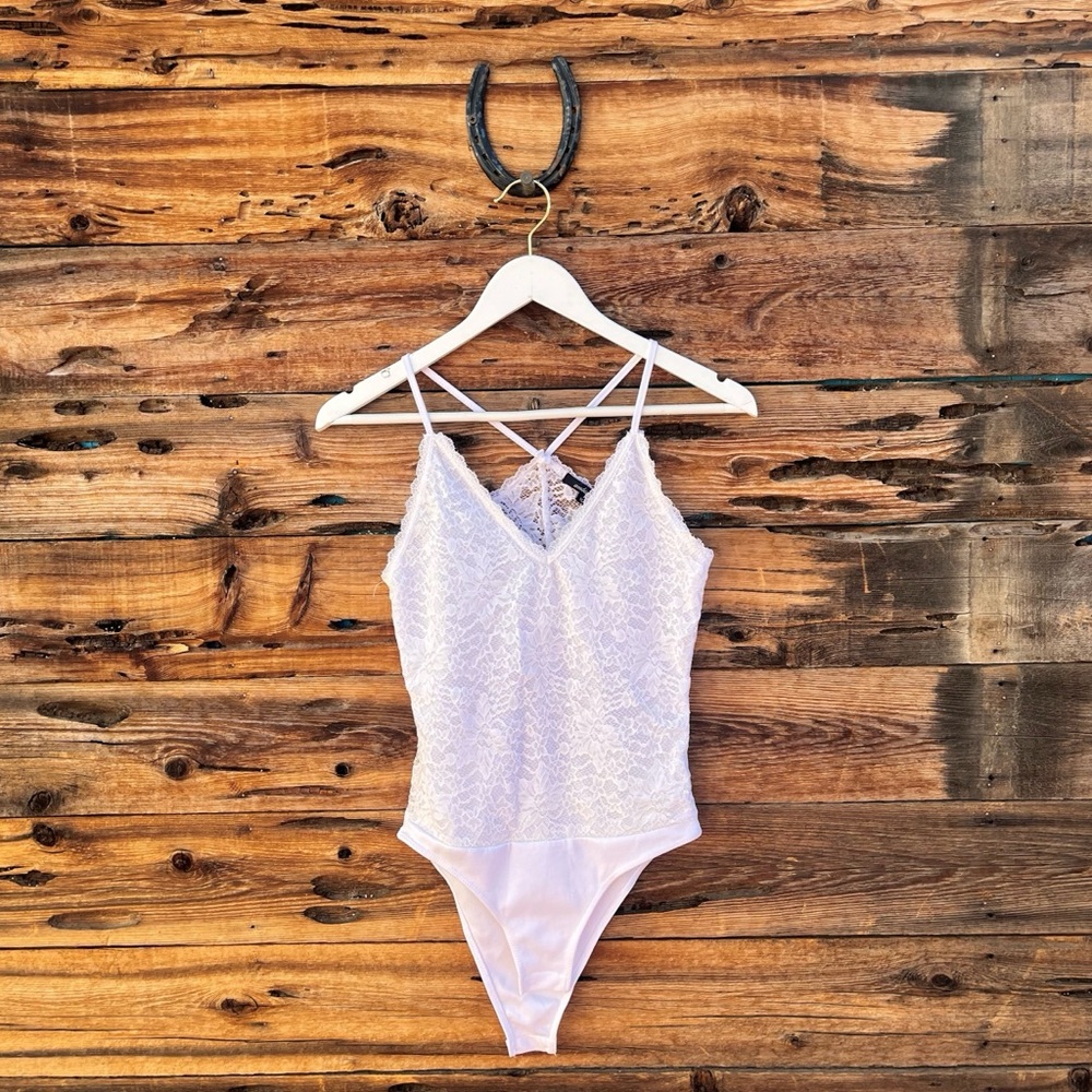 AMBIANCE | White Lace Sleeveless V-Neck Bodysuit M